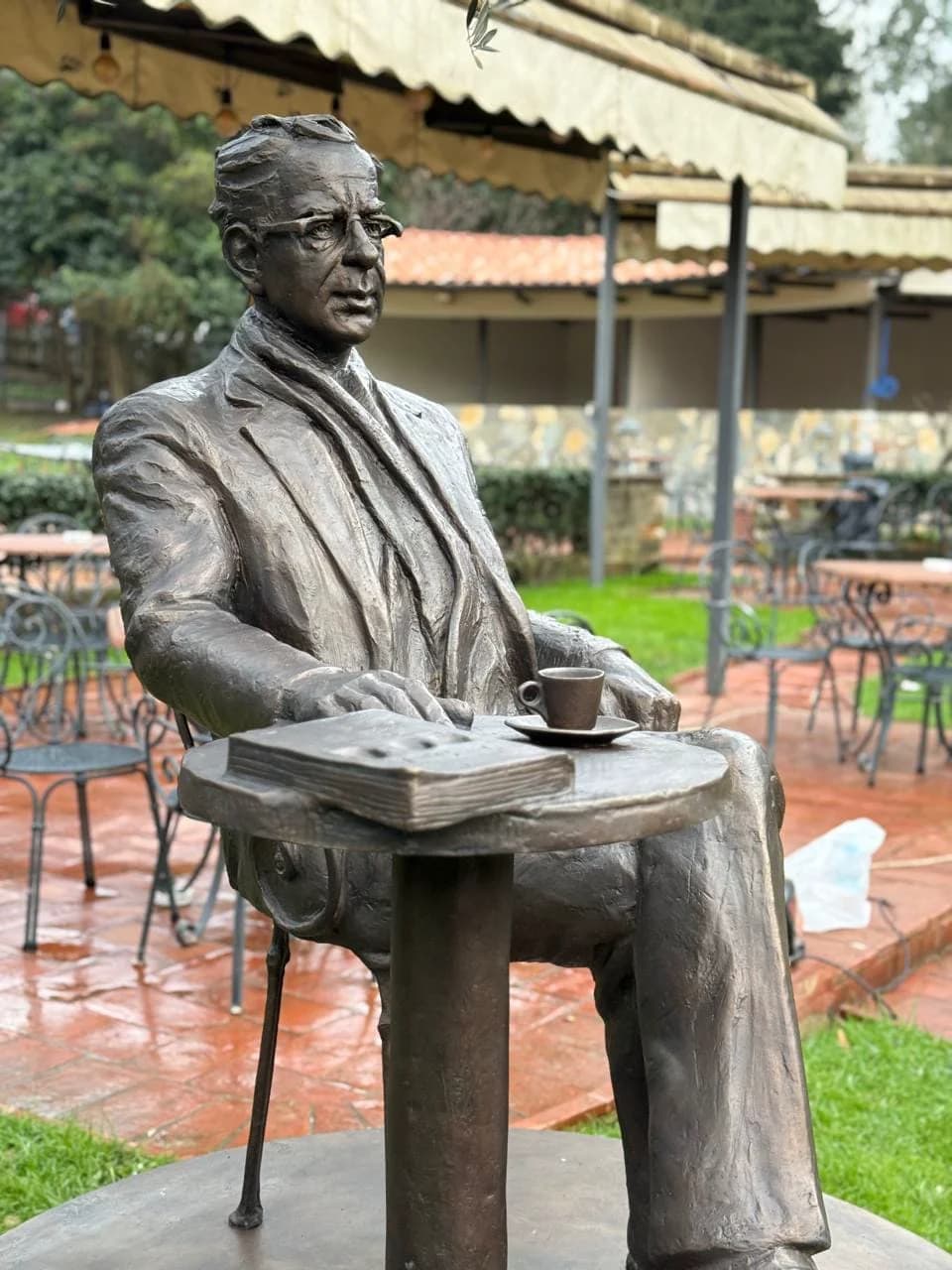 Detaj i skulpturës së Ismail Kadaresë